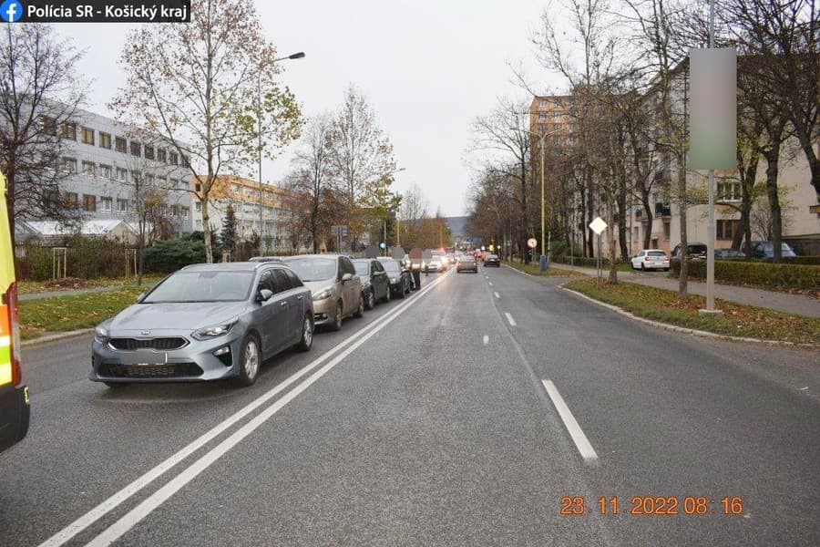 Pri zrážke piatich áut v Košiciach sa jeden vodič ťažko zranil.