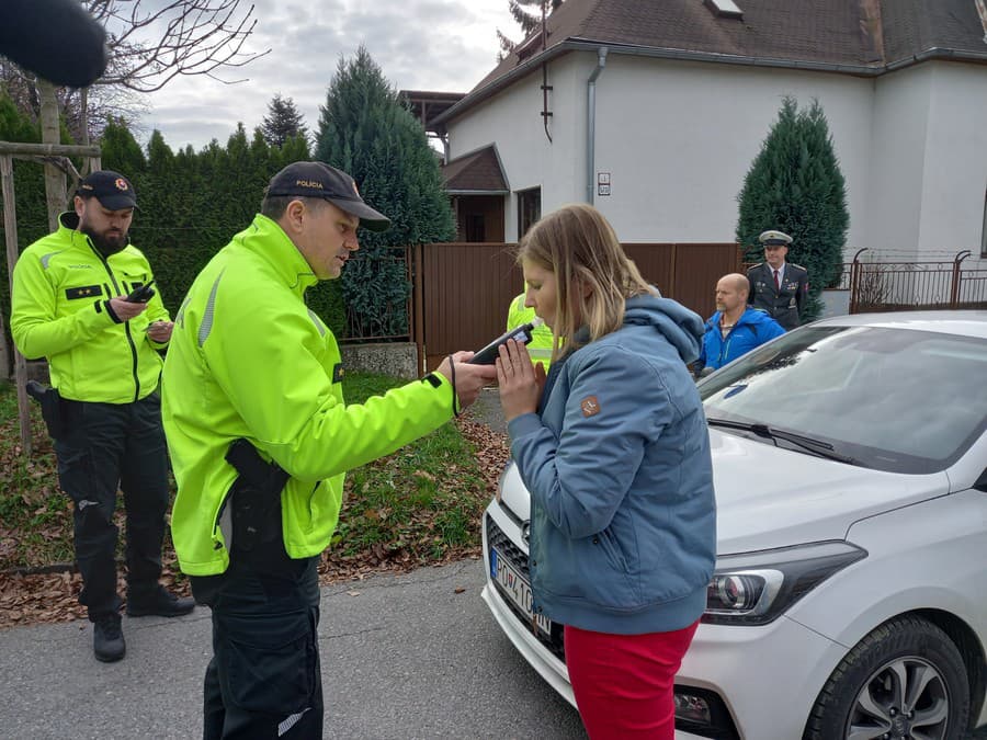 Žiačkam dávali policajti aj