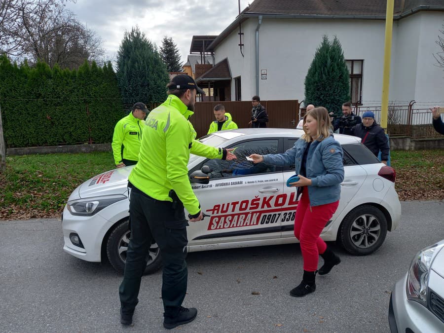 Žiačkam dávali policajti aj