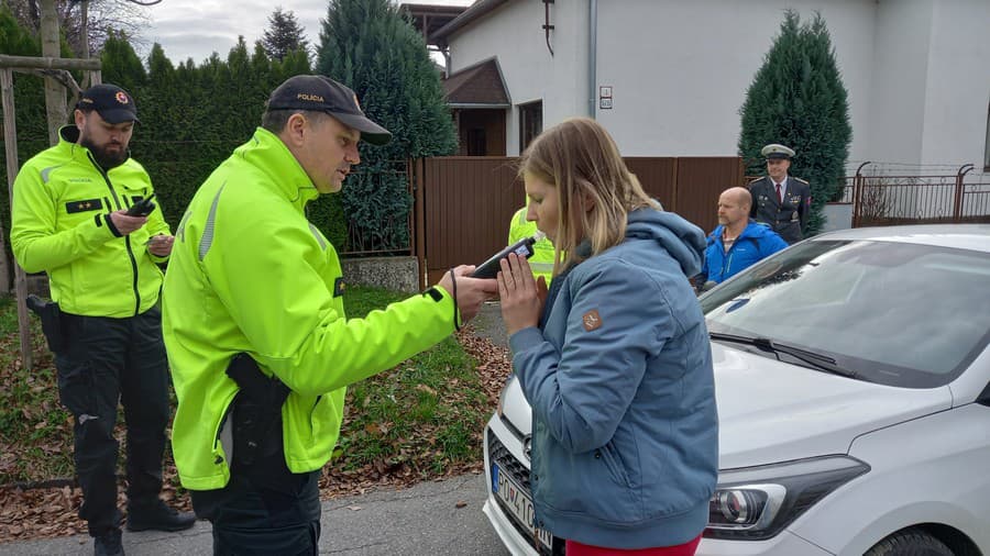 Žiačkam dávali policajti aj