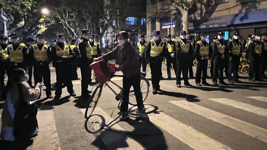 Čínski policajti blokujú miesto,