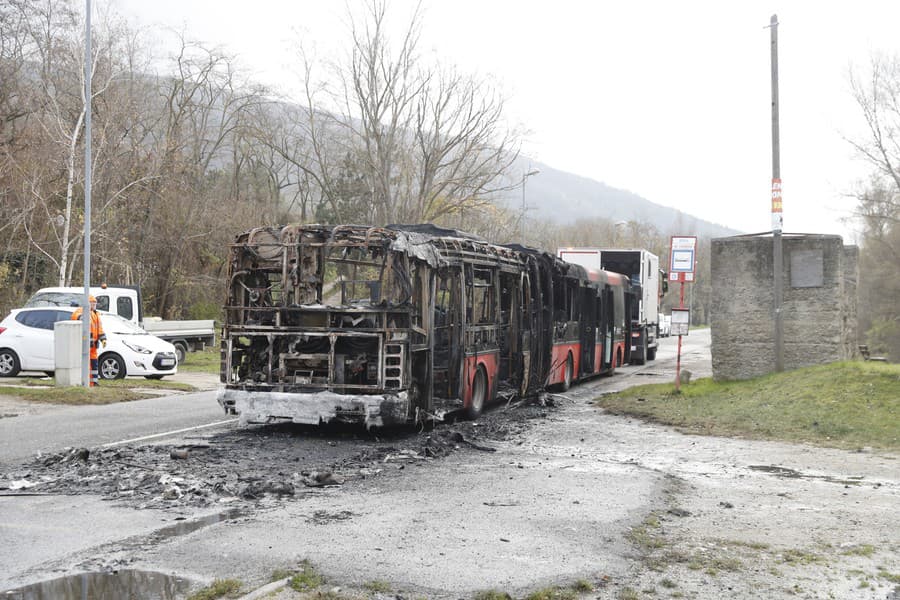 Z horiaceho autobusu zostala