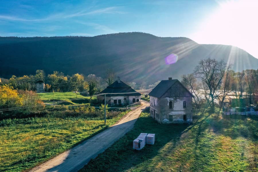 Pohľad z dronu pred rekonštrukciou na budovu Andrássyovskej kúrie (v strede), v ktorej zriadia múzeum. Vpravo bývalá budova správcu, z ktorej vzniká ubytovňa.