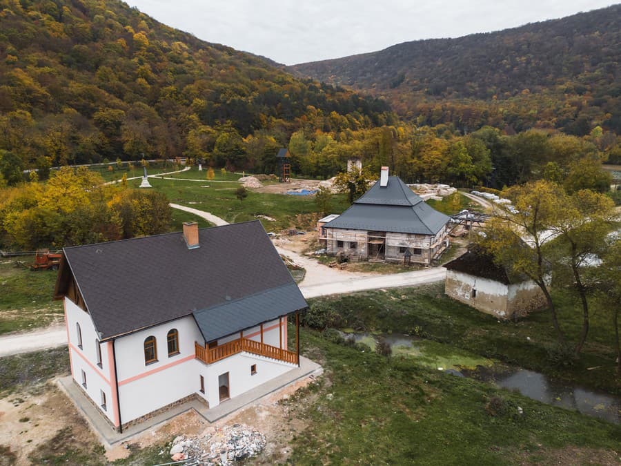 Pohľad z dronu na areál s ruinami Pavlínskeho kláštora a rozhľadňou, v ktorom rekonštruujú aj Andrássyovskú kúriu a dokončujú novú ubytovňu.