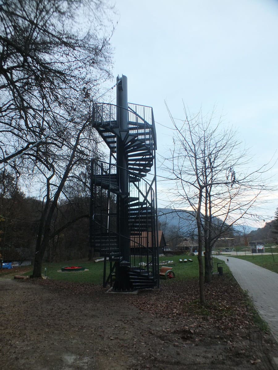 V gombaseckom areáli už stoja obe veže adrenalínového zipline. Ešte natiahnu lano a návštevníci si potom užijú pohľad počas jazdy aj z vtáčej perspektívy.