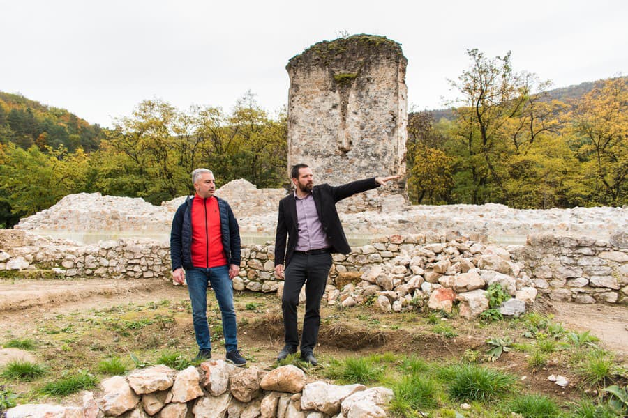 Košického župana Rastislava Trnku (vľavo) počas kontrolného dňa v gombaseckom areáli sprevádzal predseda občianskeho združenia Sine Metu Őrs Orosz.