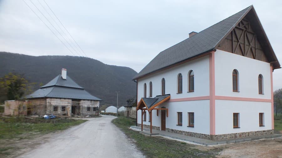 Počas rekonštrukcie vľavo budova Andrássyovskej kúrie, v ktorej zriadia múzeum. Vpravo bývalá budova správcu, ktorú už takmer opravili a poslúži ako luxusná ubytovňa a kaviarňou.