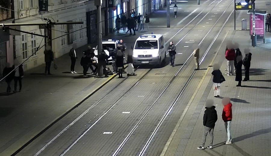Hrozivá bitka v centre Bratislavy sa odohrala iba pár metrov od policajnej stanice.