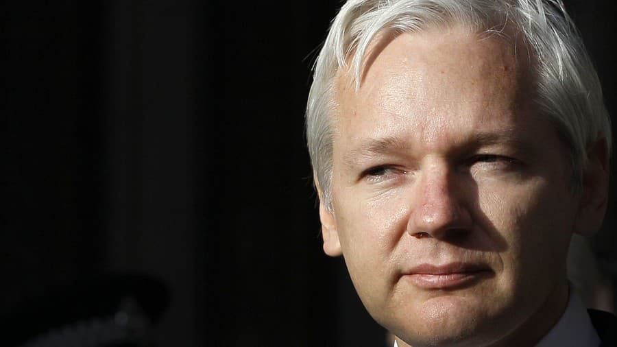 Julian Assange na snímke