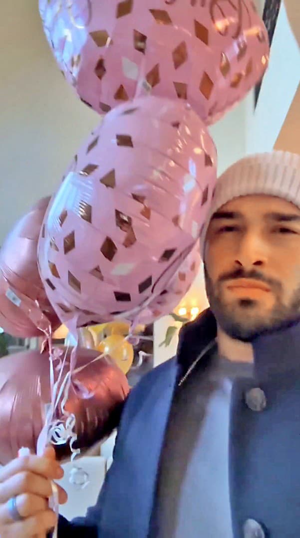 Sam si pre Britney pripravil balóniky, kvety i tortu.