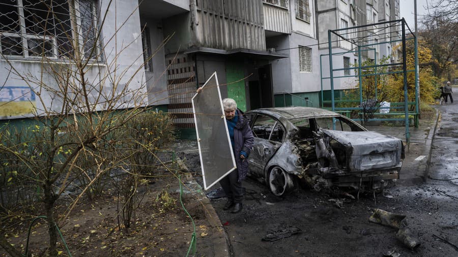 Miestna obyvateľka odstraňuje materiálne