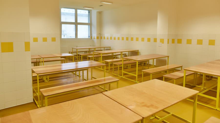 V Michalovciach ostáva 13 rodín so 45 deťmi už niekoľko mesiacov v priestoroch školskej jedálne (ilustr. foto).