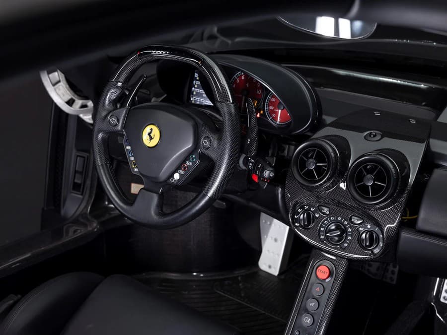 Interiér unikátneho Ferrari Enzo.