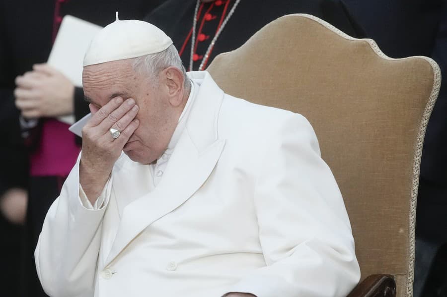 Pápež František sa rozplakal
