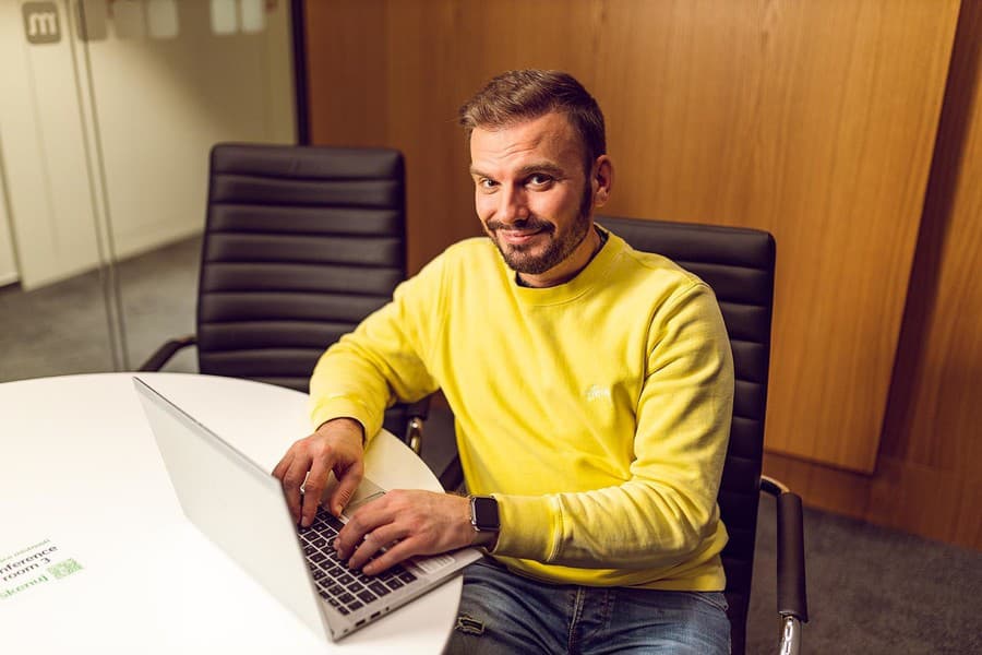Karol Suchánek, špecialista na počítačovú bezpečnosť a ambasádor mBank v oblasti digitálnej bezpečnosti.
