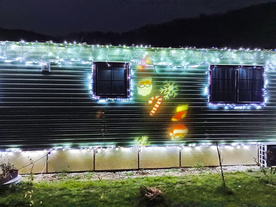 LED svetlá fungujú na časový spínač, doplnené sú projektorom.