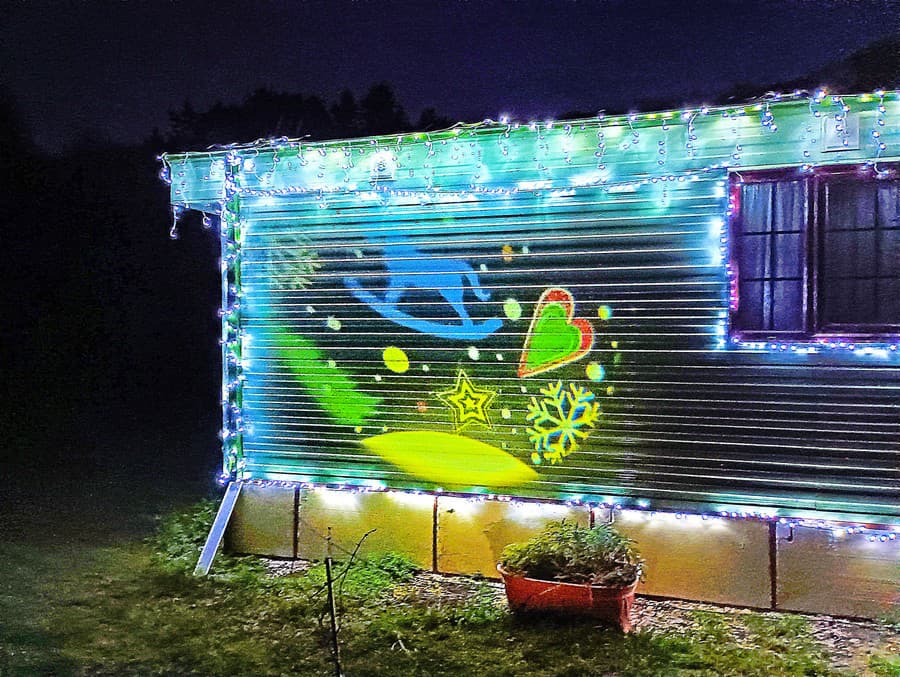 LED svetlá fungujú na časový spínač, doplnené sú projektorom.
