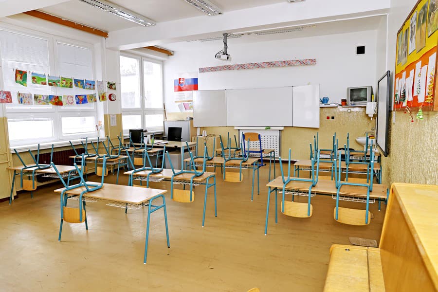 V niektorých školách zostali prázdne triedy, iné zatvorili celé. 