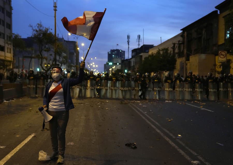 Násilnosti medzi demonštrantmi protestujúcimi