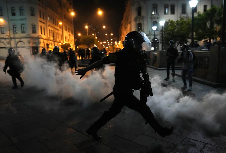 Násilnosti medzi demonštrantmi protestujúcimi