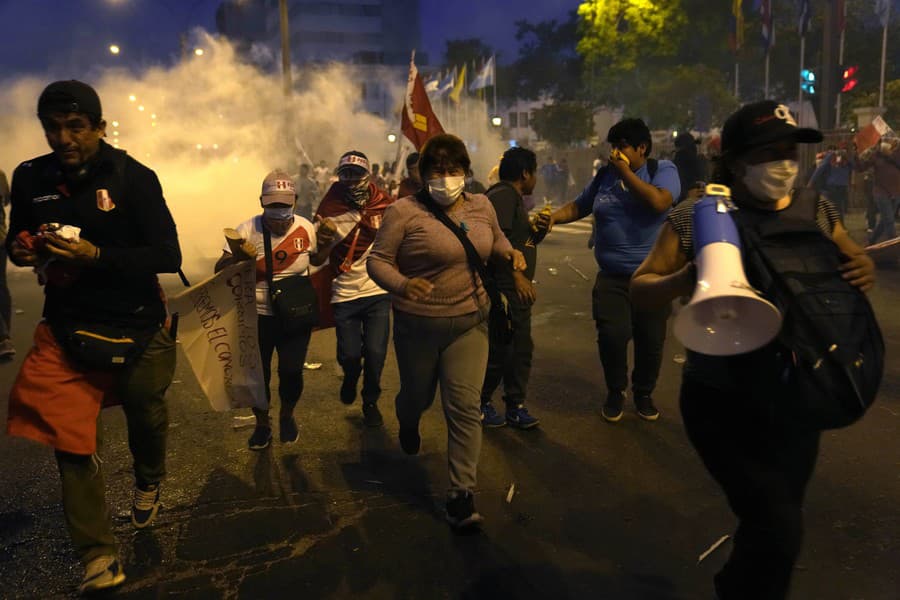 Násilnosti medzi demonštrantmi protestujúcimi