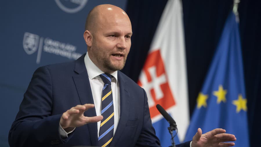 Na snímke minister obrany