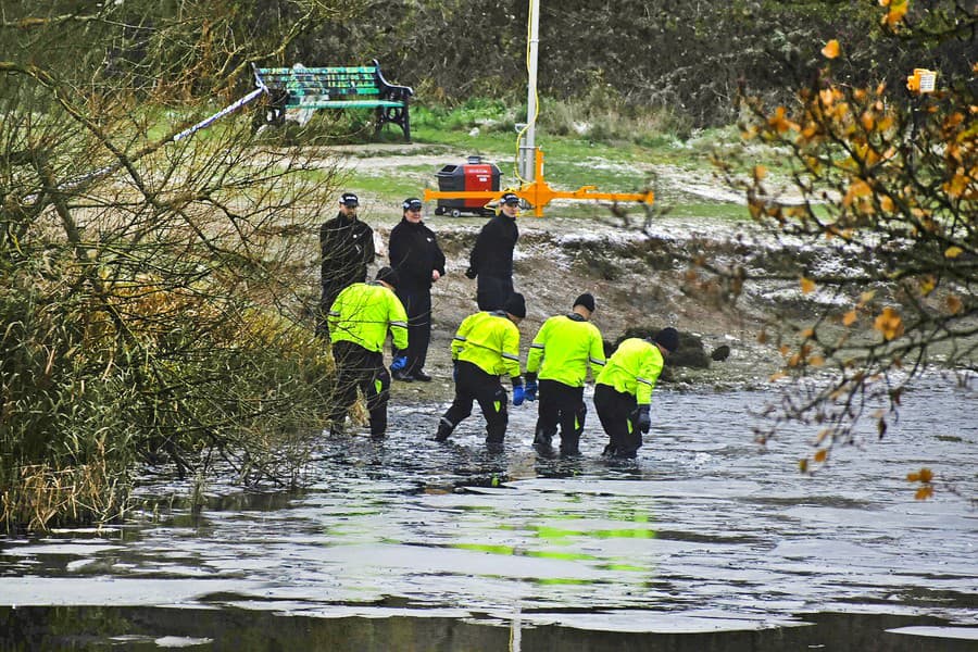 Policajti prehľadávajú jazero deň