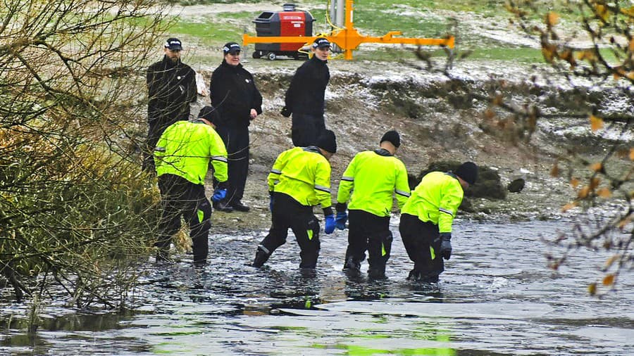 Policajti prehľadávajú jazero deň