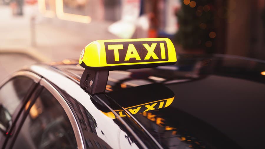 Dvaja mladíci obrali taxikára