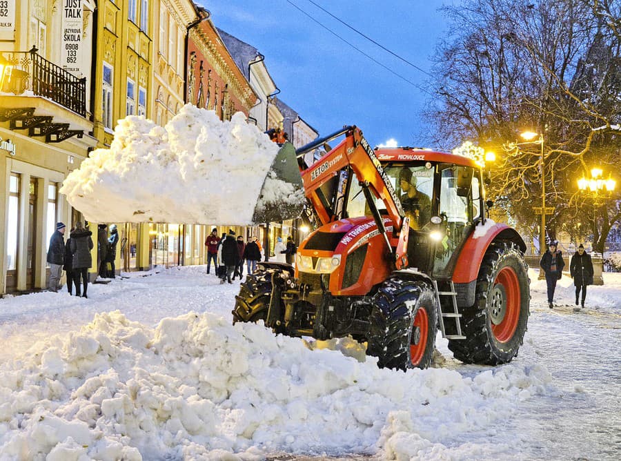 V metropole východu so snehom zápasí 60 mechanizmov.