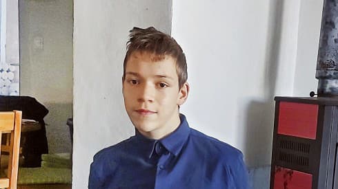 Napriek diagnóze DMO je veľmi šikovný a bystrý. Vo voľnom čase najradšej číta knihy.
