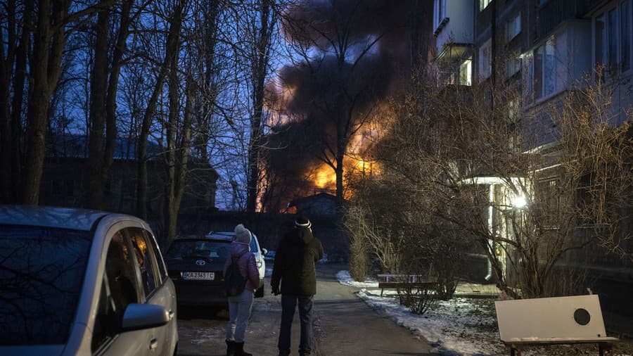 Obyvatelia sa pozerajú na