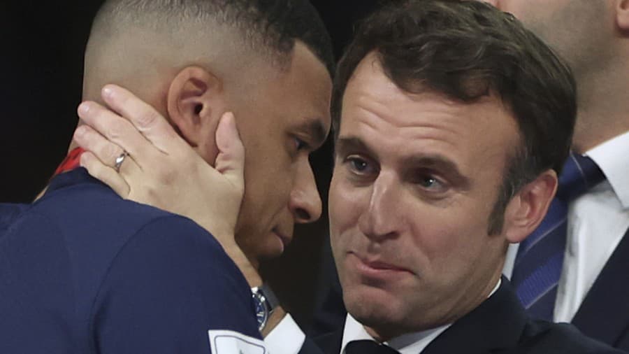 Emanuel Macron s futbalistom