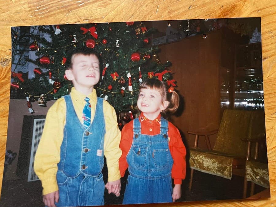 1996: Miška má na tejto fotke 5 rokov a a jej brat Filip 7.