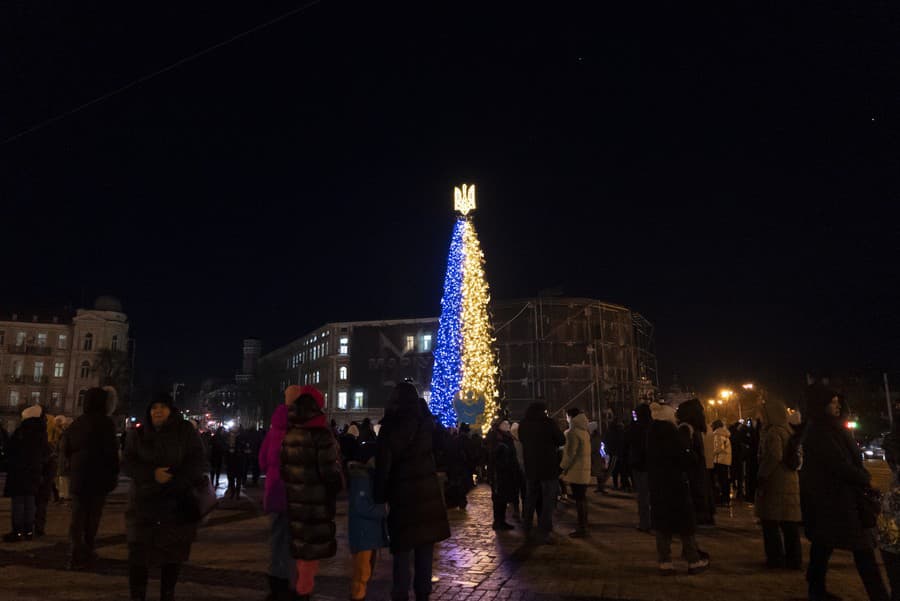 Ľudia počas rozsvietenia vianočného