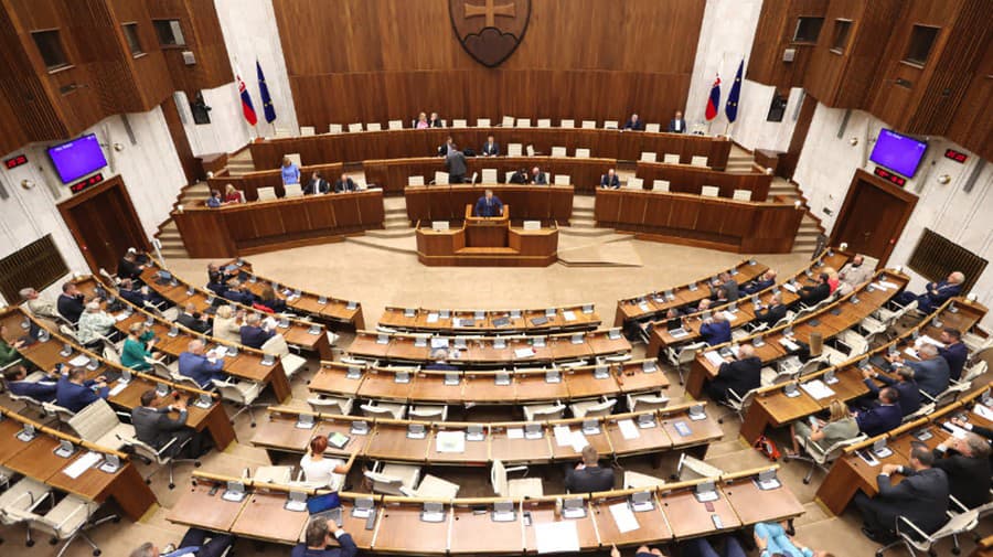 Schôdzu prerušili do 14.00