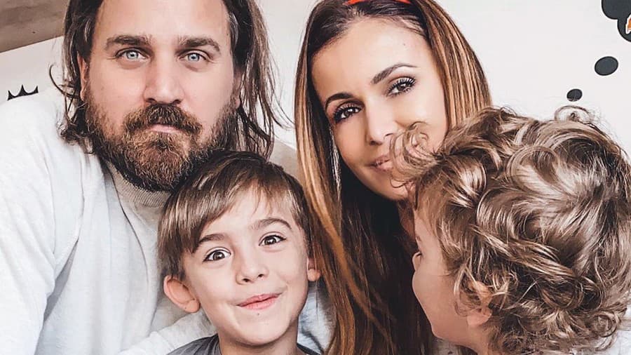 Lenka so svojím manželom Richardom a deťmi Riškom a Ronaldom.