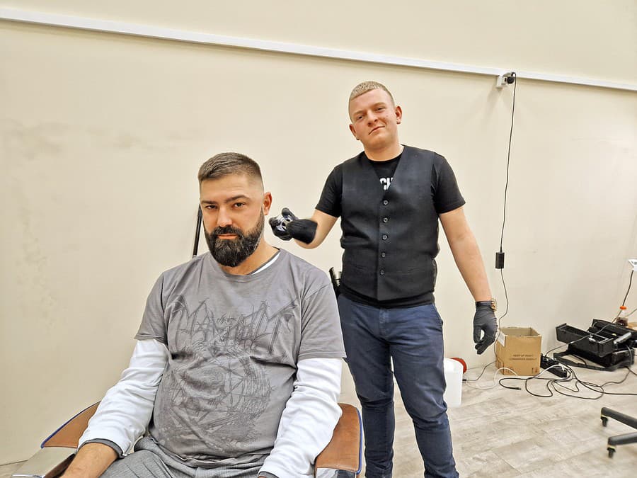 Zákazník Štefan (40) a Barbier Adam (17)