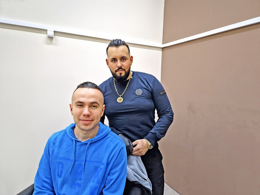 Barber Steven (22) a Zákazník Maťo (21)