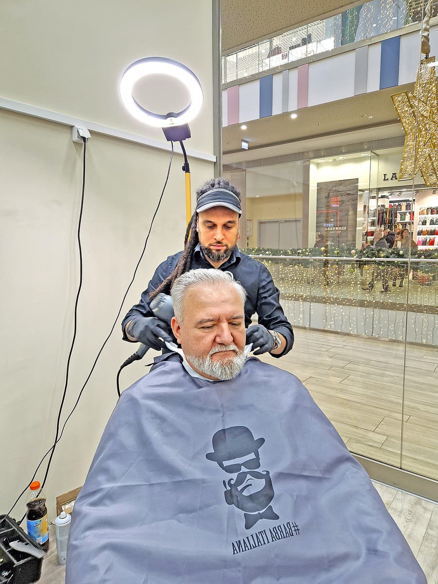 Zákazník Jozef (59) a Barber Jožko (39)