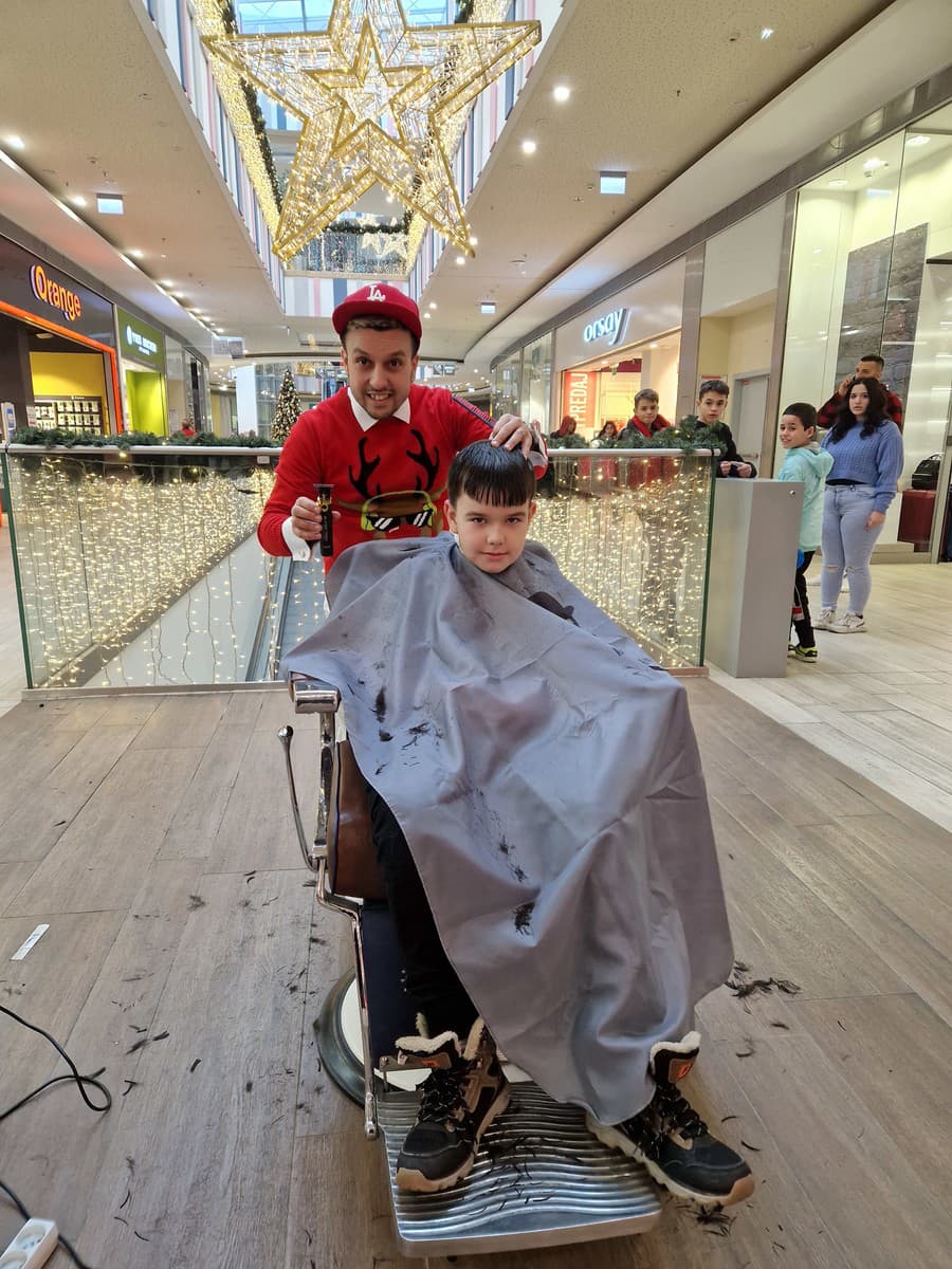 Barber Lacko (37) a Zákazník Matúško (9)

