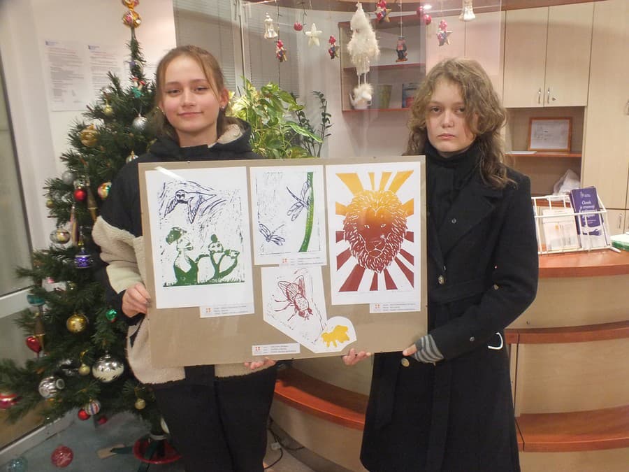 Vľavo Júlia Csuti (15) s grafikou muchy a vpravo Petra Pasternáková (15) s levom.