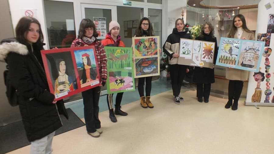 Zľava mladí výtvarníci so svojimi prácami Katarína Libová (16), Galina Marková (14), Daniela Rybáriková (13), Michaela Miklušová (17), Júlia Csuti (15), Petra Pasternáková (15) a Sabrina Šoffová (13).