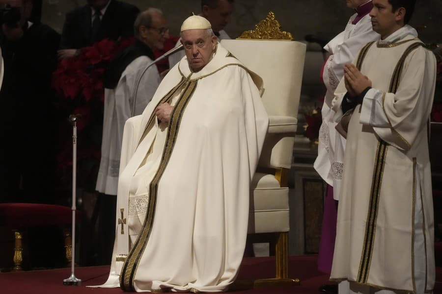 Pápež František celebruje polnočnú