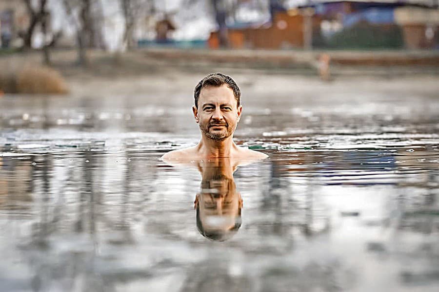 Eduard Heger (46), premiér sa otužoval