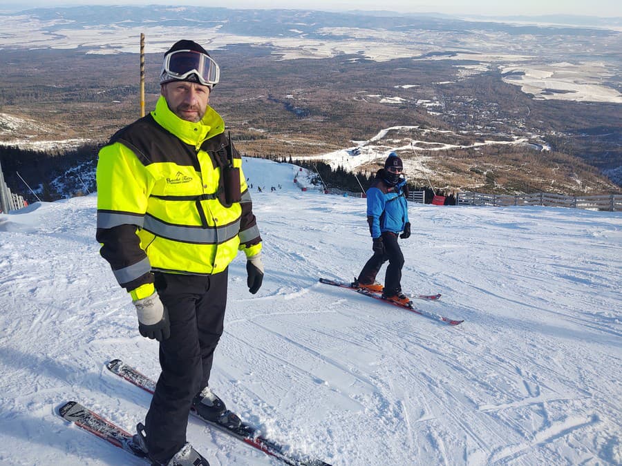 Členovia Ski patroly Erik a Tibor vianočných lyžiarov chválili.