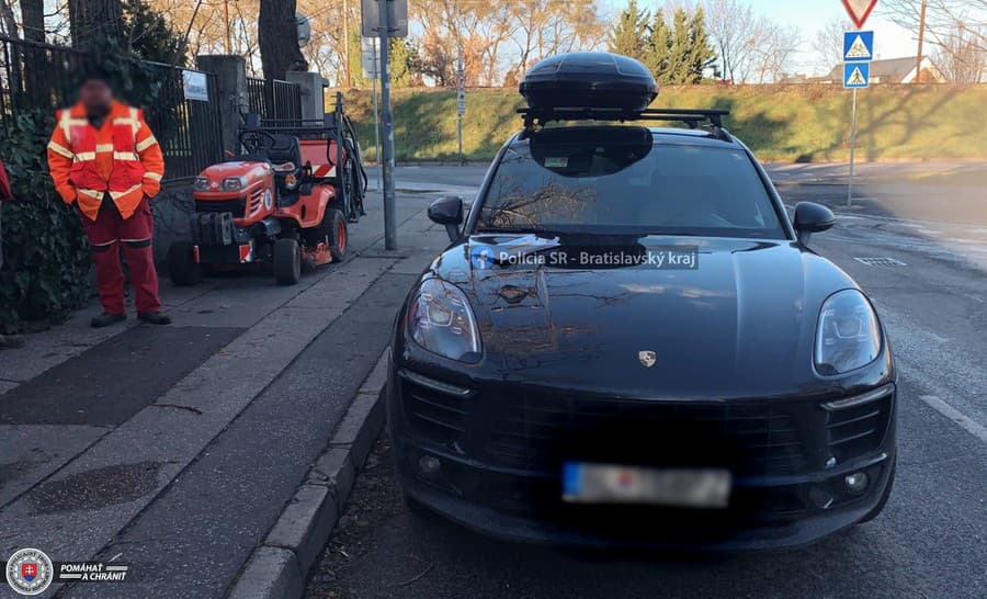 V Bratislave došlo k zrážke traktorovej kosačky s Porsche.