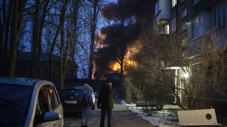 Obyvatelia sa pozerajú na