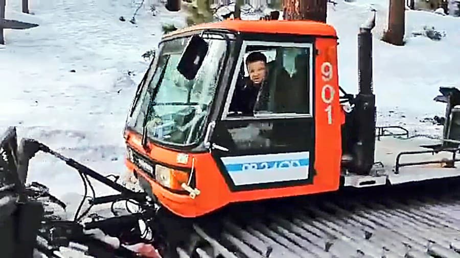 Renner má na svojom ranči celý arzenál snežných pluhov, ktoré pravidelne využíva.
