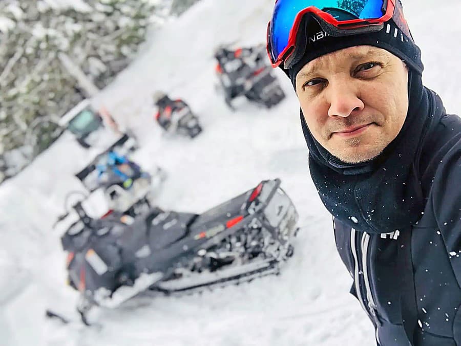 Herec žije v odľahlej časti Sierra Nevady, kde sú na sneh zvyknutí.
